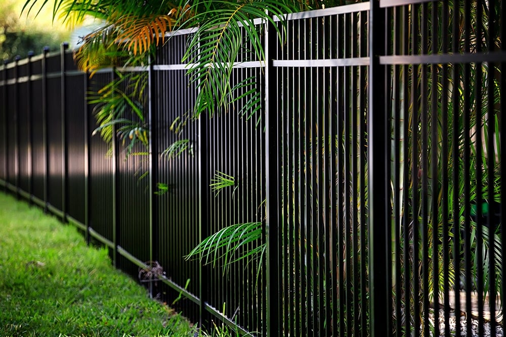 Bien choisir sa clôture rigide de jardin, son matériau