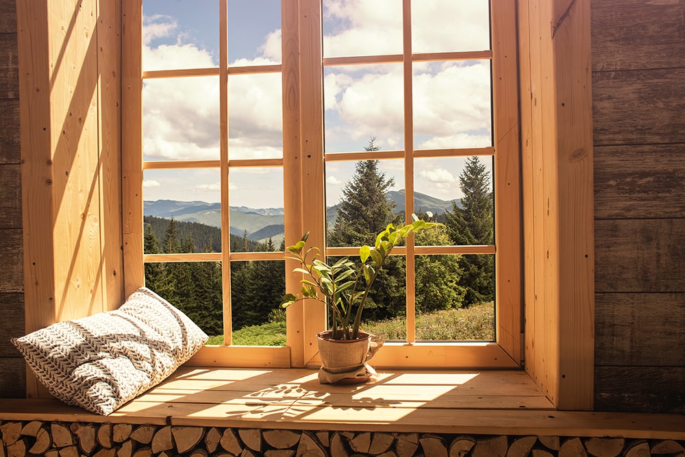 Trois Fenêtres En Bois Sur Le Mur En Bois D'une Maison Neuve