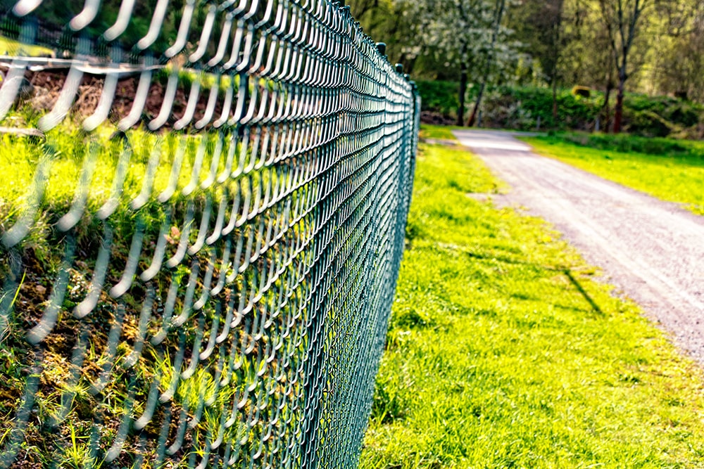 Clôture de jardin : les bonnes raisons de choisir le grillage rigide