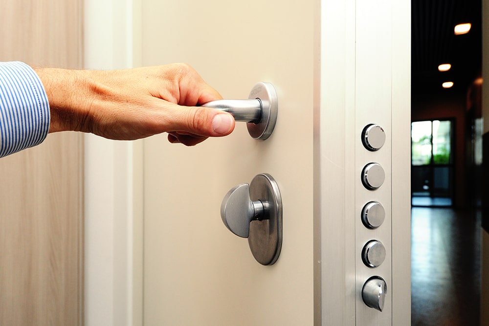 5 conseils pour changer une serrure de porte d'entrée