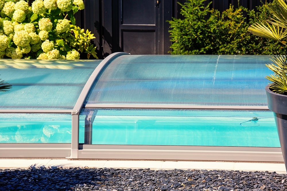 Vitrage d'un abri de piscine : verre, polycarbonate ou plexiglas ?