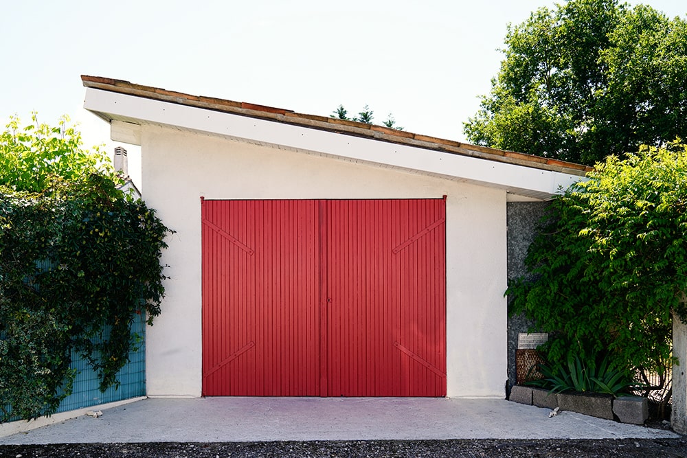 Prix d'une porte de garage battante - Comparatif matériaux