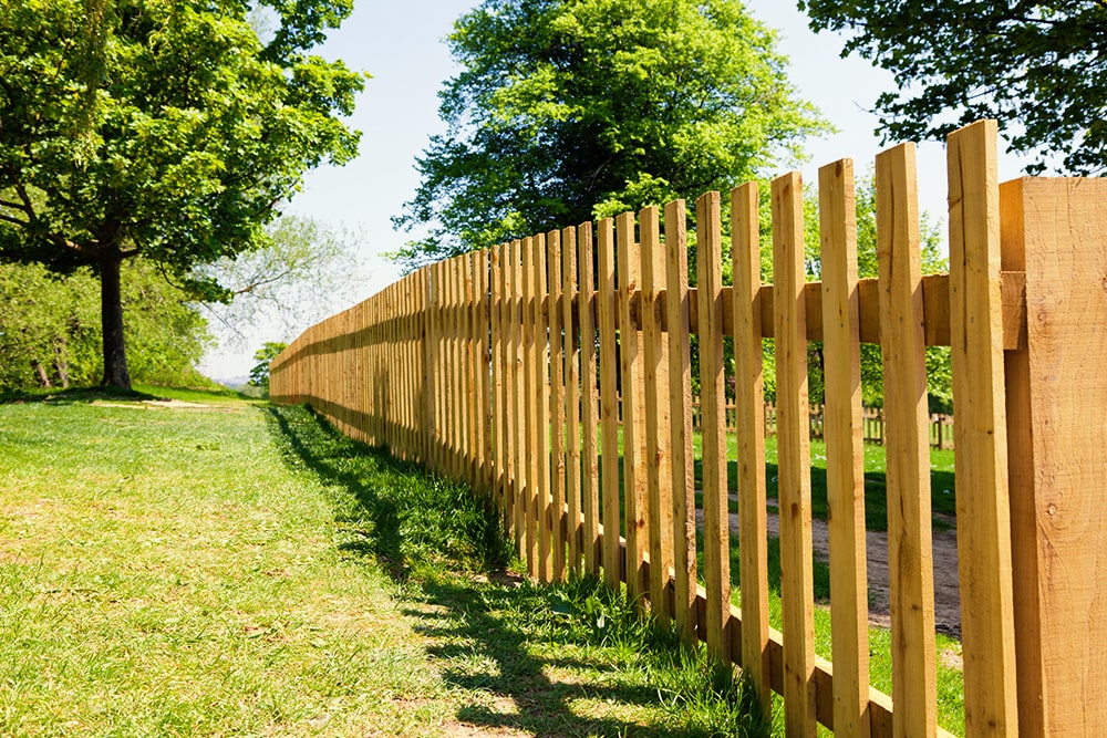 Prix clôture en bois : coût et tarif de la pose - Ootravaux