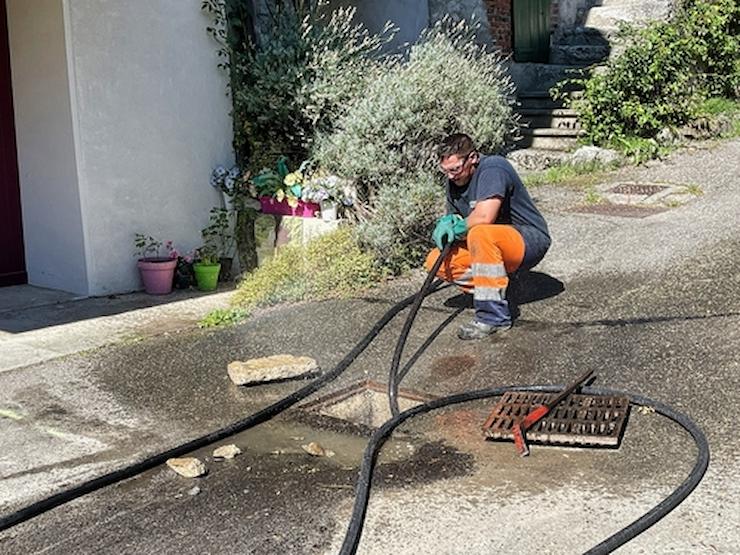 Comment faire un débouchage de canalisation grâce un furet - SOS Plombier  Nîmes