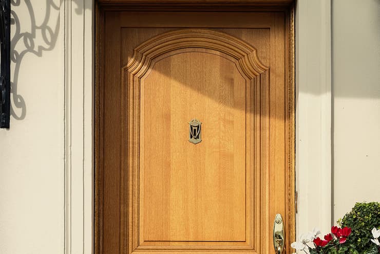 Rénover une porte d'entrée en bois : nos conseils