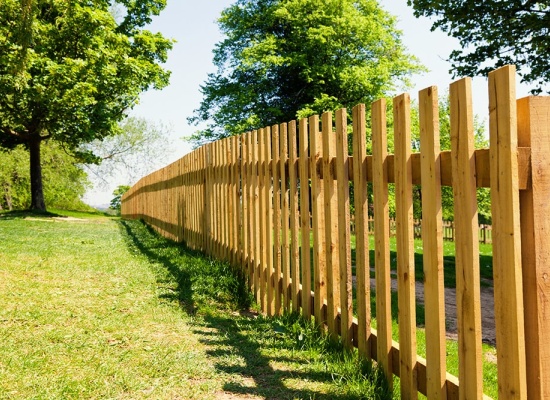 Prix clôture en bois : coût et tarif de la pose - Ootravaux