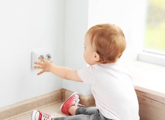 Enfant et électricité : mesures de sécurité dans la maison !