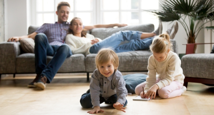 Photo d'une famille dans un salon 