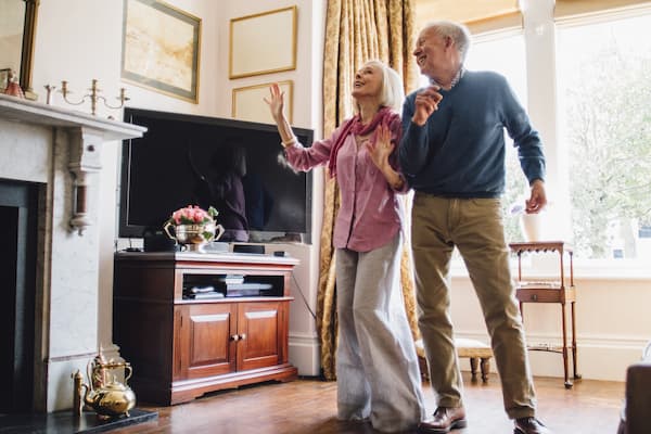 Un salon adapté et sécurisé pour une personne âgée