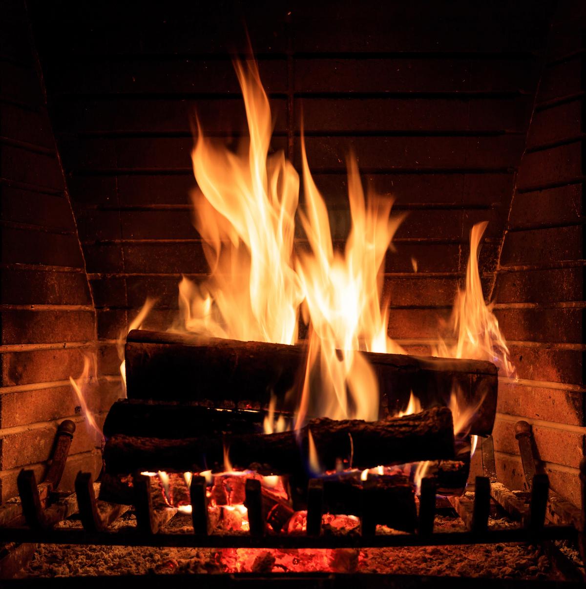 jolie flamme dans cheminee