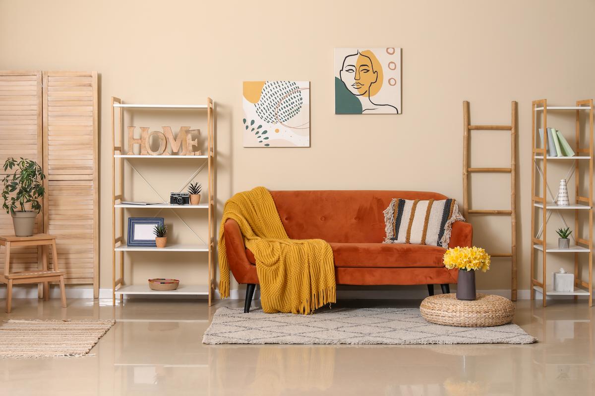 Salon tendance avec canapé orange.