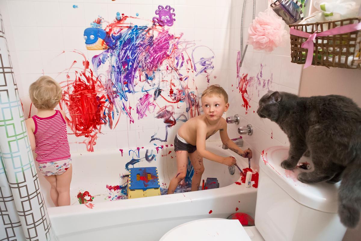 enfants jouent avec de la peinture dans une baignoire