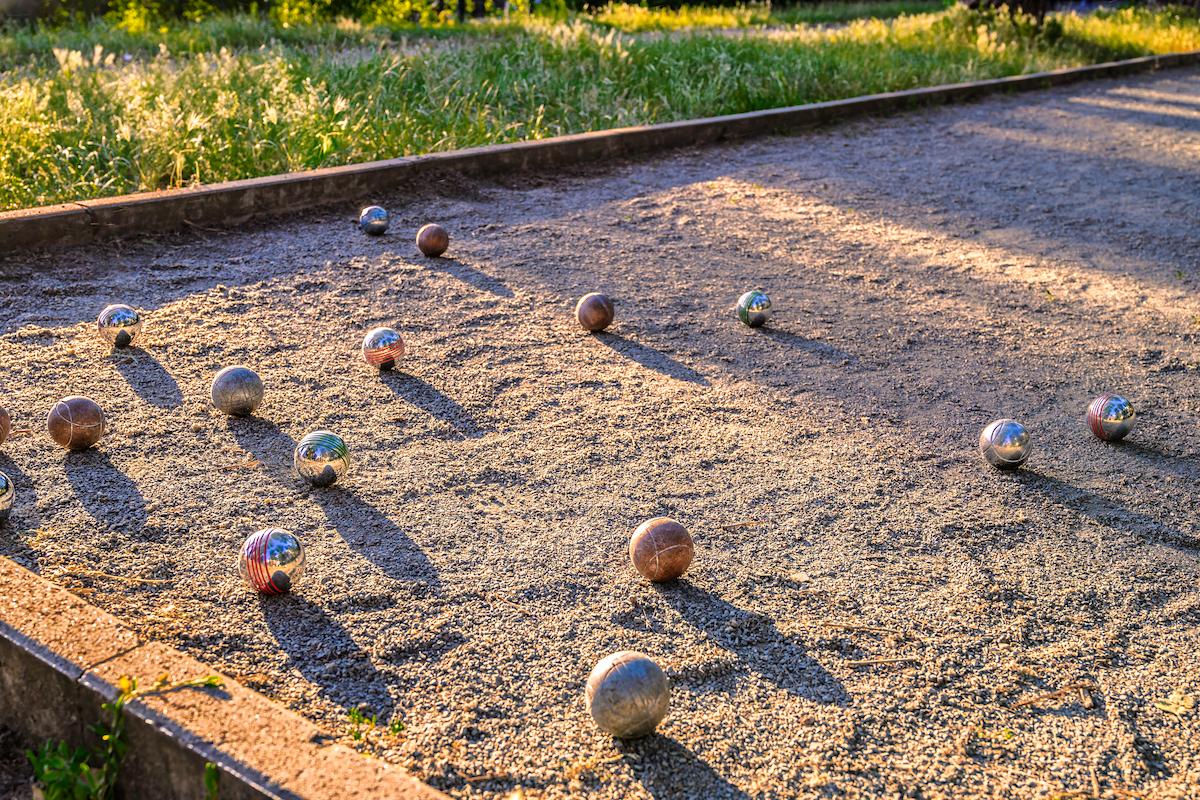 Terrain de pétanque dans un jardin.