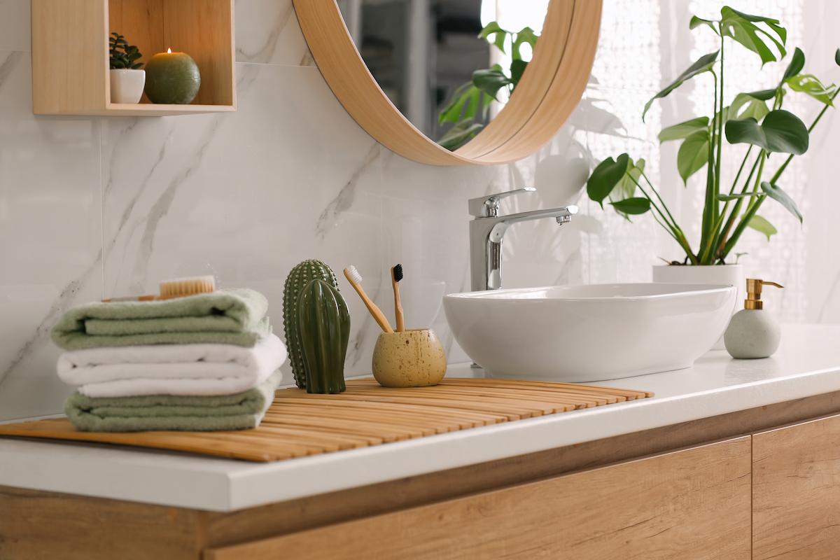 Lavabo dans une salle de bain, sur un meuble en bois.