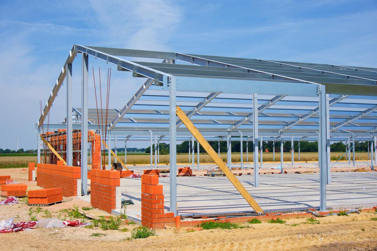 Maison en construction avec une charpente en métal.