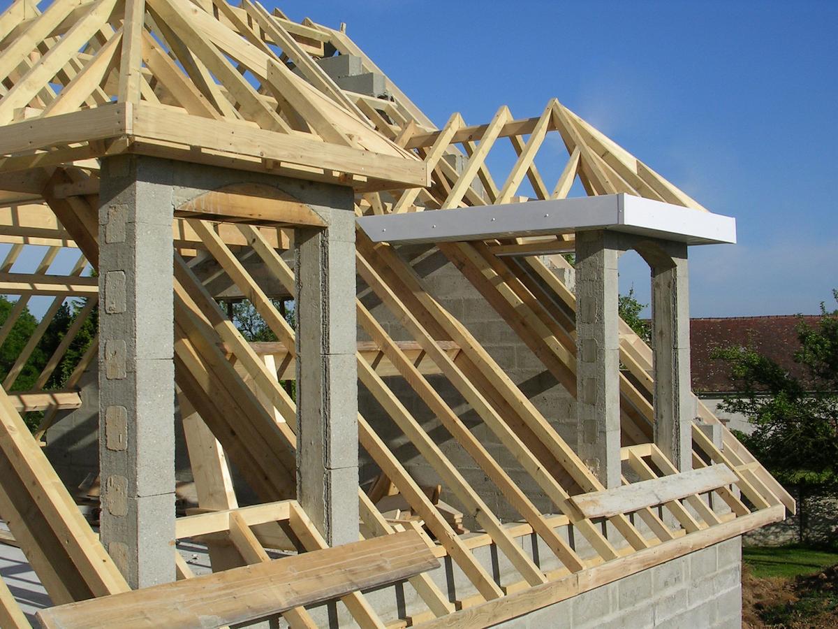 charpente en bois en construction