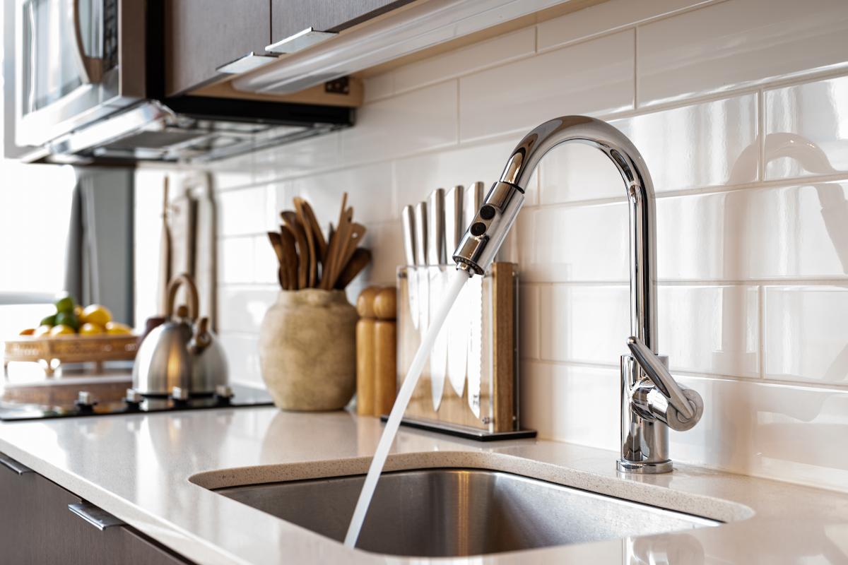 evier cuisine avec un plan de travail en corian