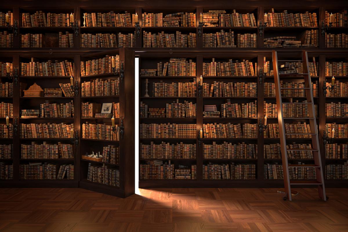 Une grande bibliothèque dont une partie s'ouvre pour dévoiler un passage secret