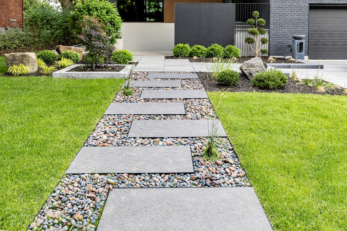 dalle et graviers composent l'allée chemin zen 