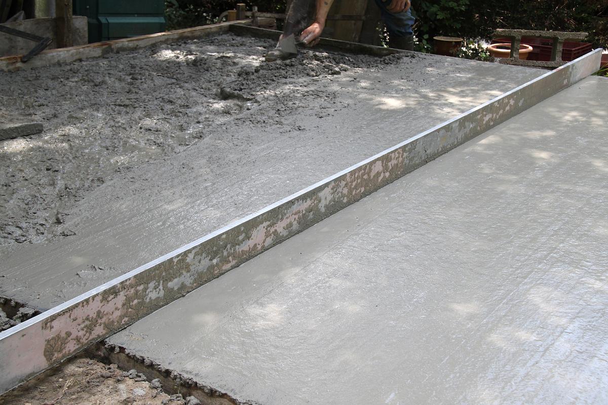 la chape de béton vient en finition au dessus de la dalle
