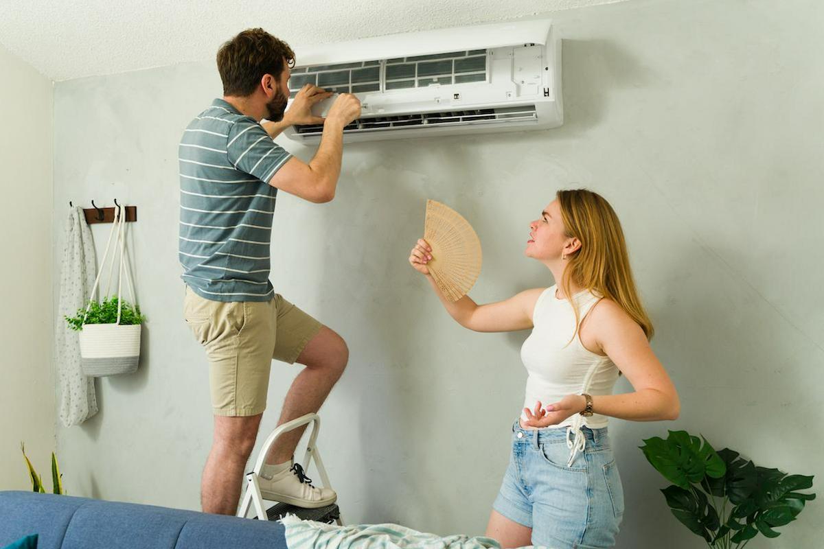 Couple dont le climatiseur est en panne