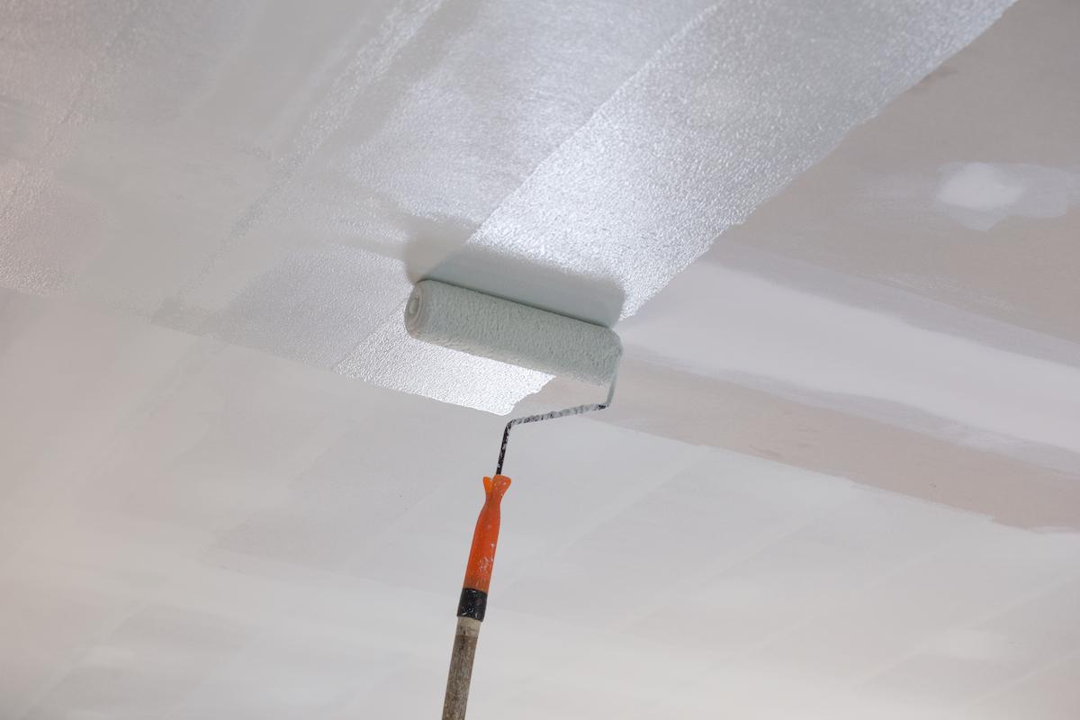 Peinture de plafond avec un rouleau