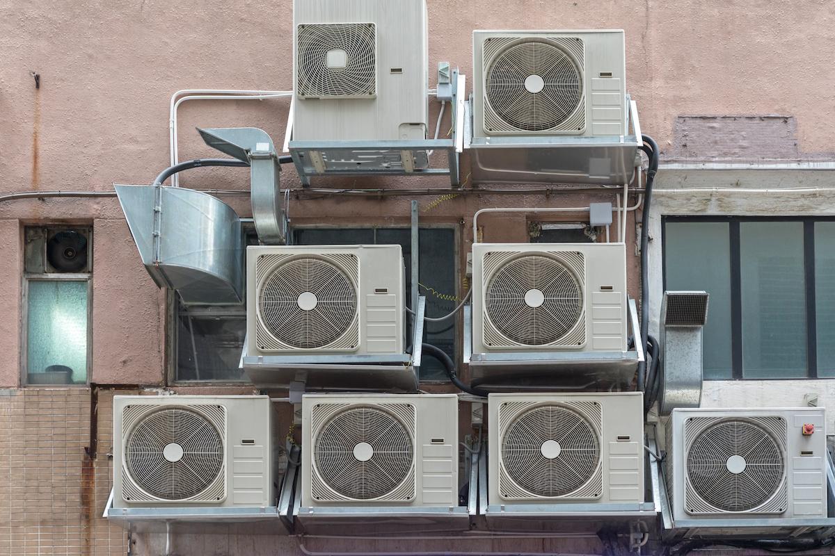 climatiseurs sur façade immeuble