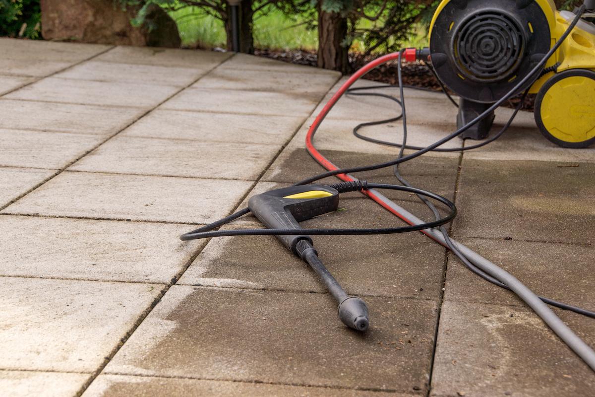 Conseils pour bien nettoyer une terrasse en béton