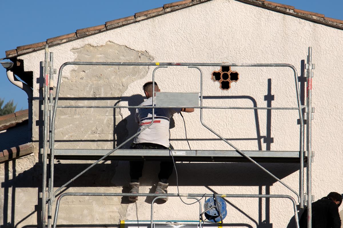 Façade d'une maison nantaise en cours de ravalement