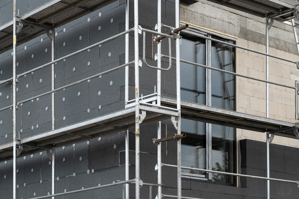 mur exterieur d'un immeuble en cours d'isolation