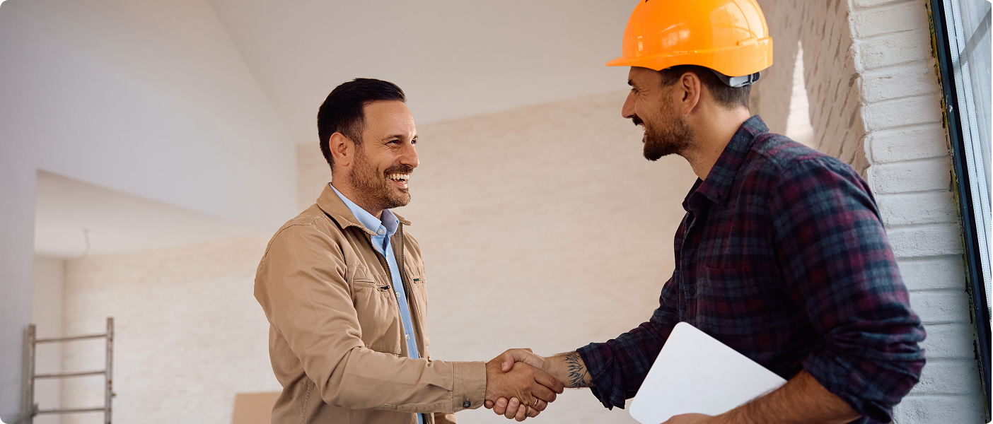 Deux hommes se serrent la main, artisan et client