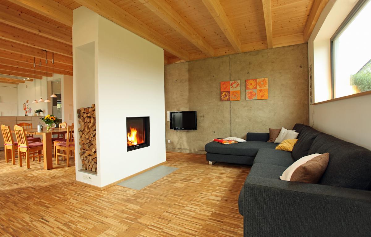 Pièce à vivre avec une cheminée double foyer