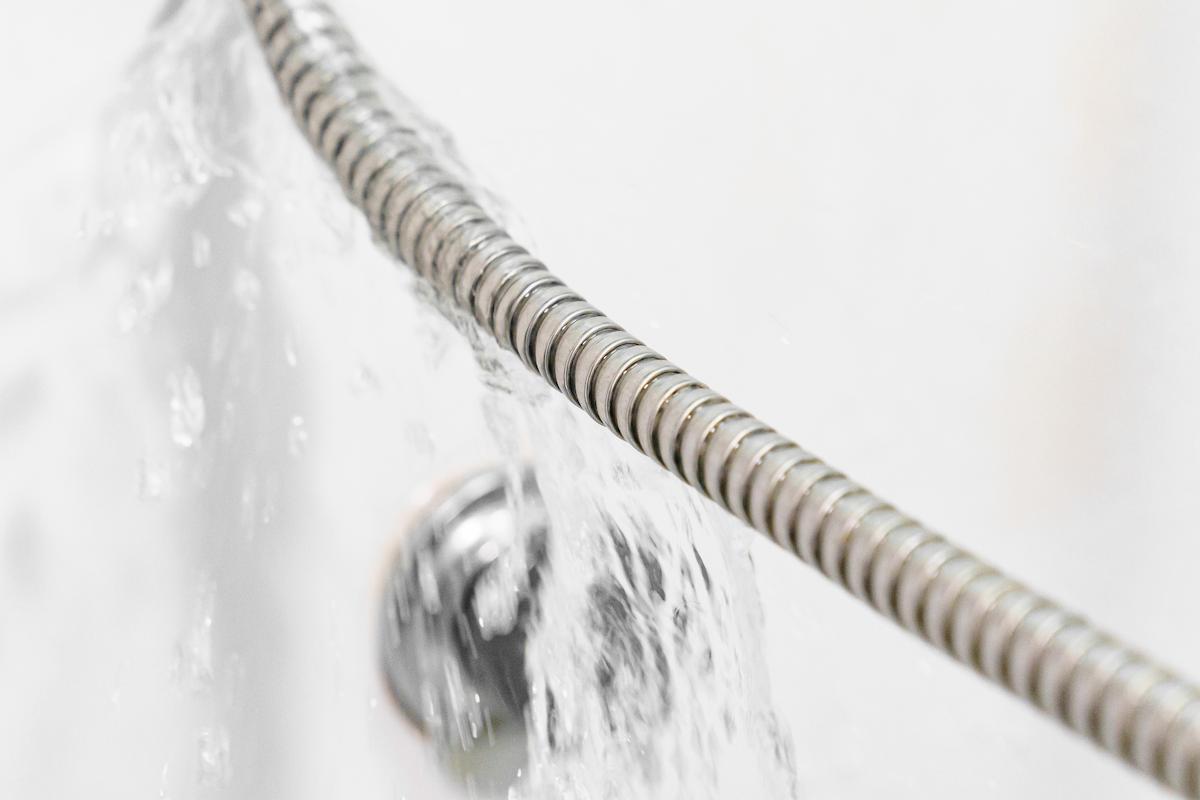 UNE fuite d'eau d'un receveur de douche