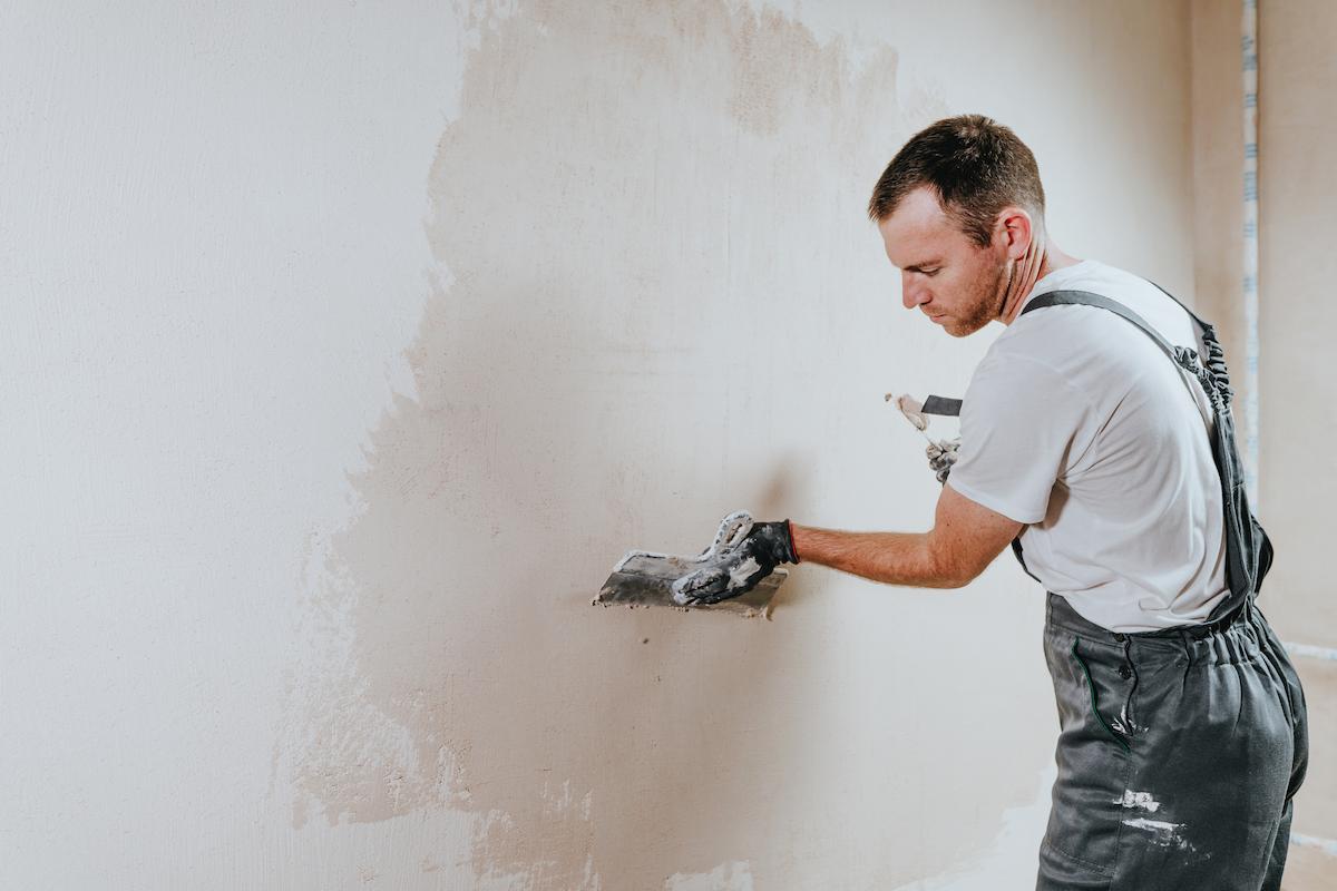 Artisan peintre appliquant de la peinture sur un mur à Lille