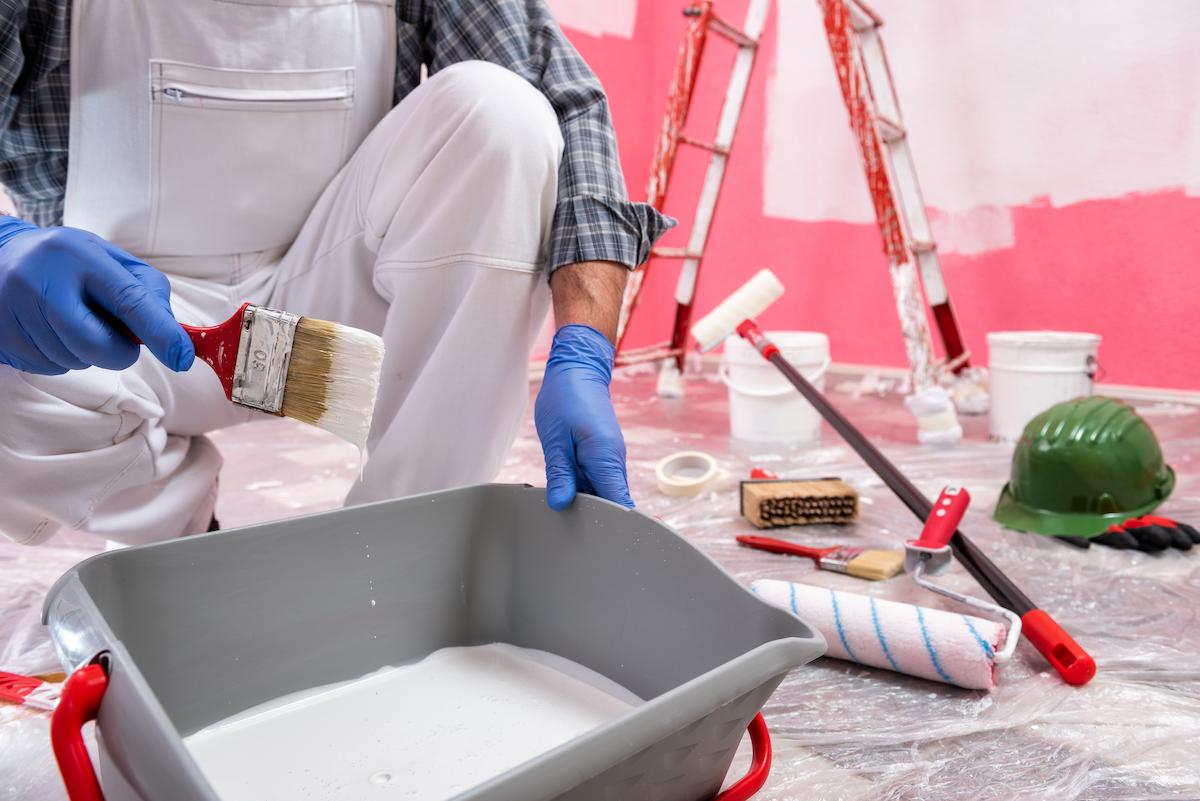 Peintre professionnel appliquant de la peinture sur un mur à Toulouse
