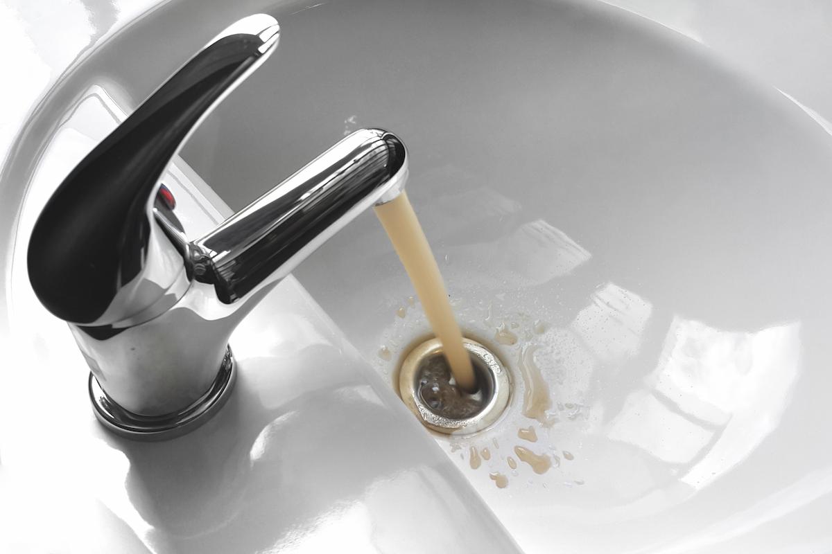 une eau marron sort de votre robinet ? que faire ? 