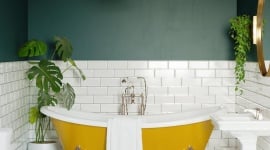 Le secret des décorateurs pour illuminer une salle de bain sans fenêtre
