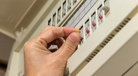 Coupure de courant : que regarder sur le tableau électrique pour trouver la cause ?