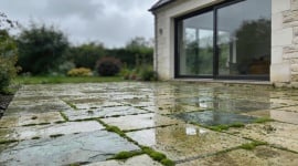 Avant les pluies d'automne : préparer sa terrasse contre la mousse et... les glissades !