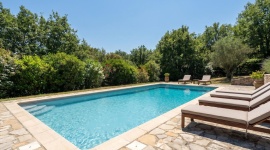 Votre piscine est peut-être trop chaude, et c'est la double peine 