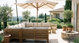 Le gazon synthétique, c'est fini : la pierre que tous les paysagistes du sud installent désormais sur les terrasses