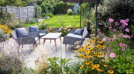 Jardin en vacances : le paillage, ce geste de 5 minutes qui limite l'évaporation et fait tenir vos plantes plus longtemps 