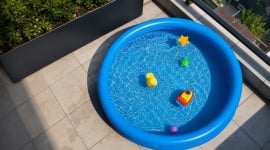 Peut-on installer une mini-piscine sur un balcon ? Ce qu'il faut vérifier avant de la remplir