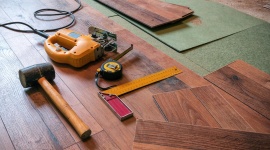 Ce geste de menuisier redonne vie à votre parquet, et tout le monde l'ignore