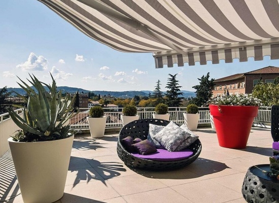 Terrasse couverte par un store
