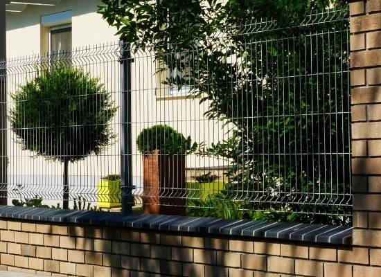 Photo d'un grillage de clôture d'une maison