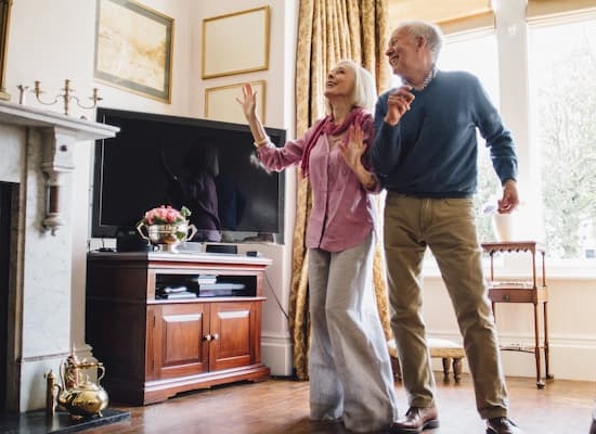 Un salon adapté et sécurisé pour une personne âgée