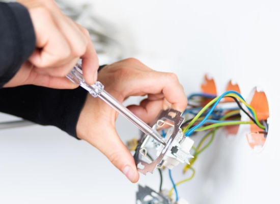 installation-electrique-artisan-ootravaux