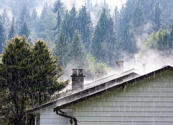 pluies diluviennes sur une toiture