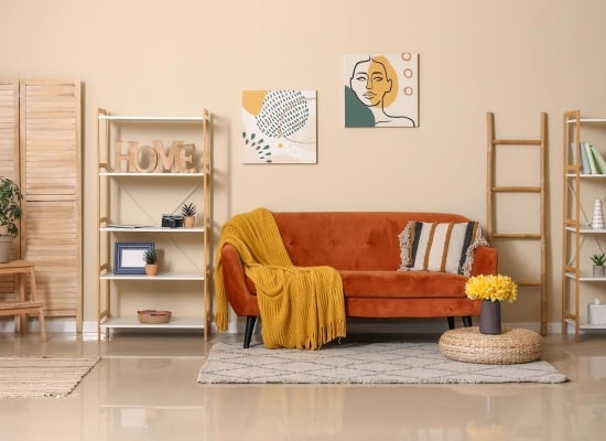Salon tendance avec canapé orange.